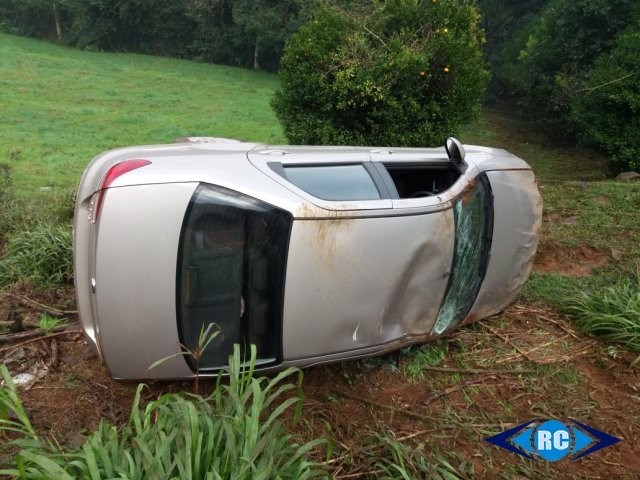 Mulher escapa ilesa após capotar veículo na SC-150, em Lacerdópolis