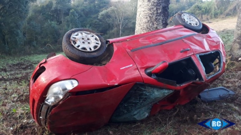 Motorista capota veículo após sair da pista na SC-150