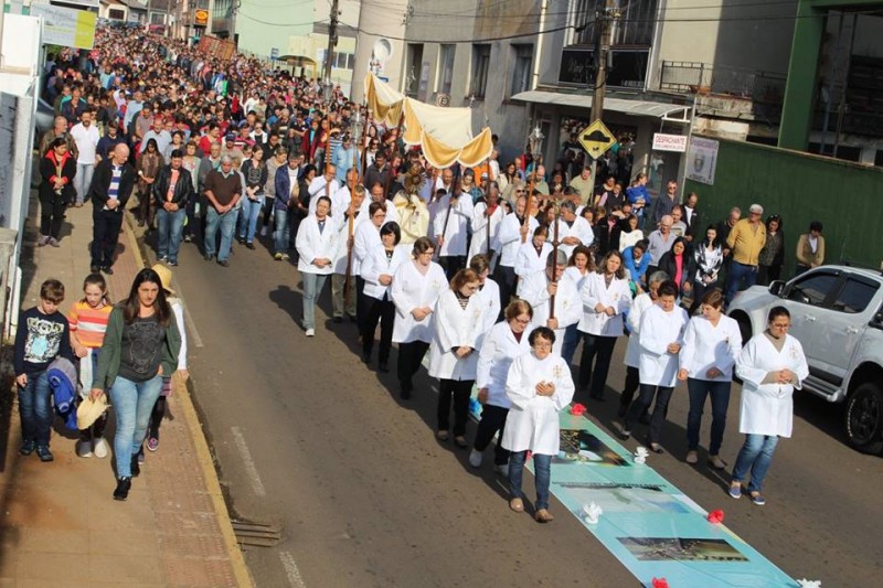 Milhares de fiéis participam da celebração de Corpus Christi em Herval d’Oeste