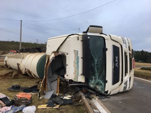 Carreta tomba na BR-282 em Catanduvas