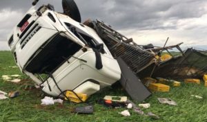 Vendaval tomba três caminhões em rodovia no RS