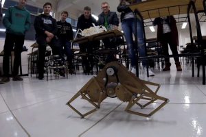 Acadêmicos de Engenharia Mecânica desenvolvem robôs que andam