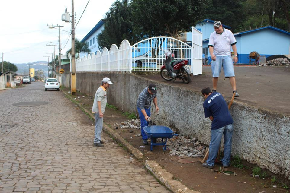 Voluntários iniciam construção calçada no Bairro São Jorge