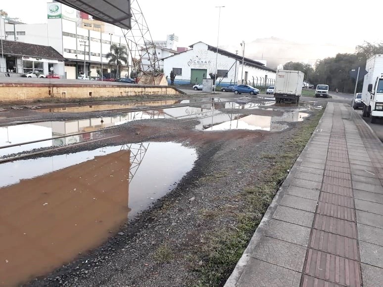 Vereador cobra Prefeitura sobre poças d’água ao lado da praça