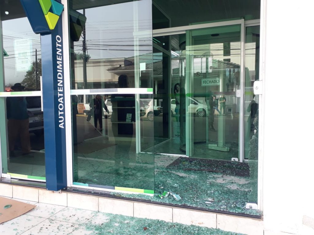 Elementos armados assaltam agência bancária em Erval Velho