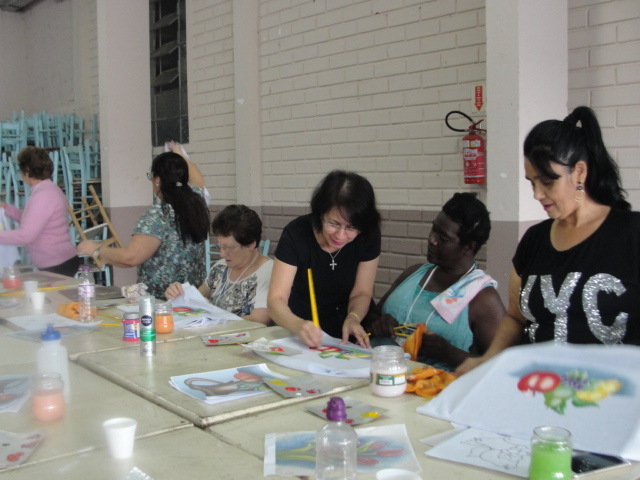 Grupo de mulheres do Bairro Santo Antônio receberam curso de Pintura em tecido
