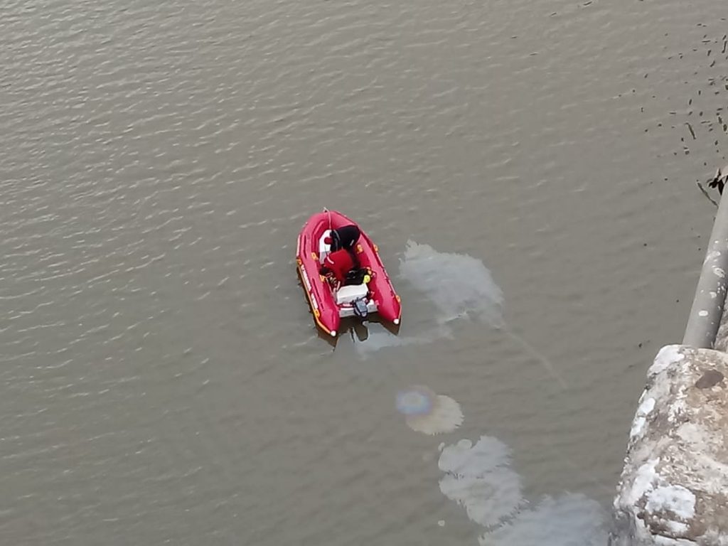 Bombeiros iniciam buscas a veículo que caiu da ponte Alfredo Ítalo Remor