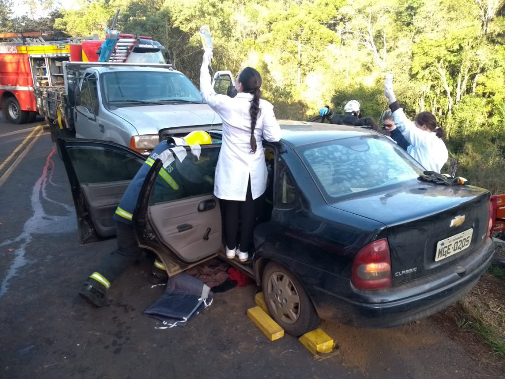 Colisão frontal entre carro e caminhonete deixa dois feridos na SC-150