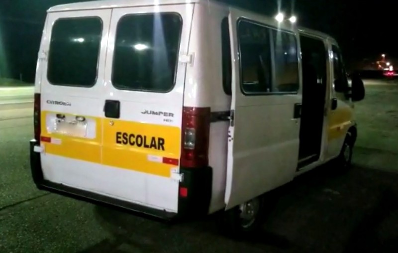 PRF localiza van escolar roubada transportando 236 quilos de maconha na BR 101 em São José