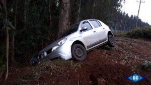 Condutor abandona carro após sair da pista e colidir em árvore na SC-150