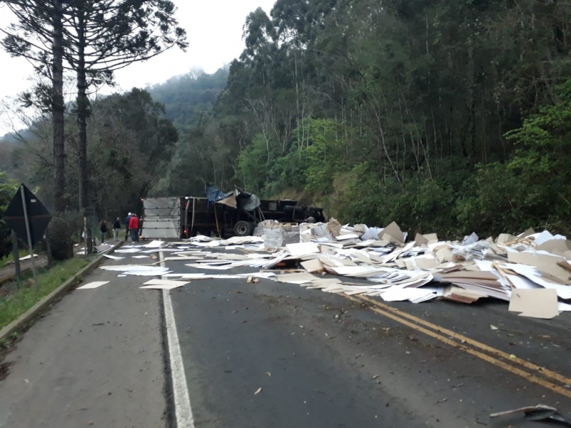 Caminhão tomba e interdita rodovia em Ibicaré 