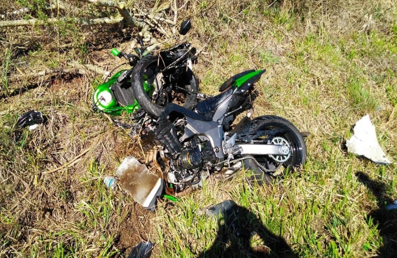 Motocicleta ficou completamente destruída.Foto: Corpo de Bombeiros de Curitibanos/Divulgação