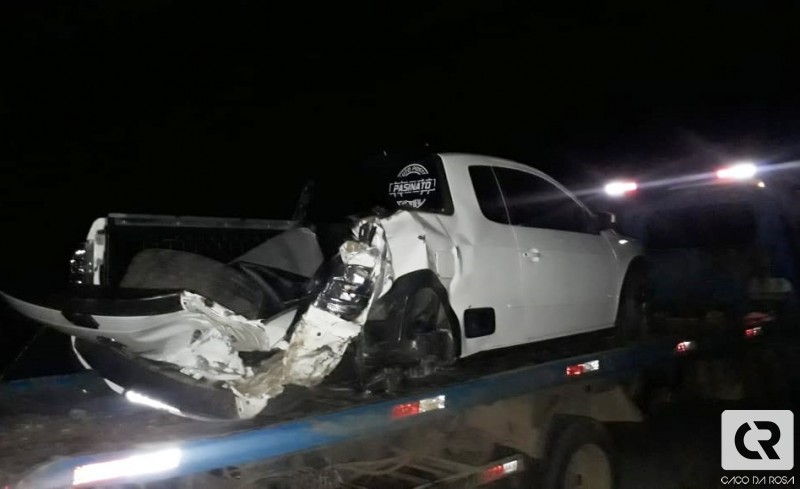 Motorista colide veículo contra paredão de rochas na BR-282