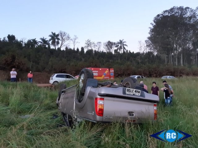 Capotamento deixa dois feridos no interior de Ouro