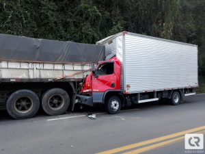 Motorista escapa ileso após colidir em traseira de carreta na BR-282