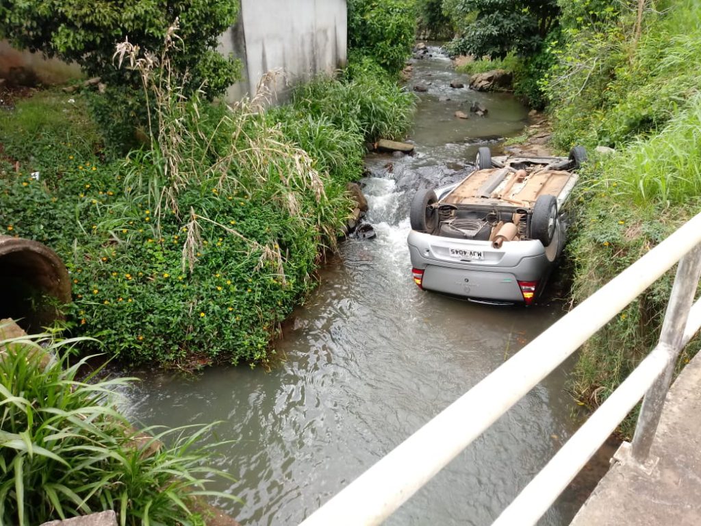 Carro desanda e acaba caindo em riacho no bairro Santa Tereza em Joaçaba