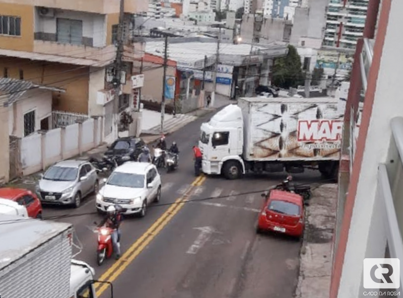 Caminhão entala após motorista ser enganado por GPS em Joaçaba