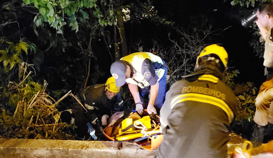 Mãe e filha são resgatadas após carro cair em meio a mata em Herval