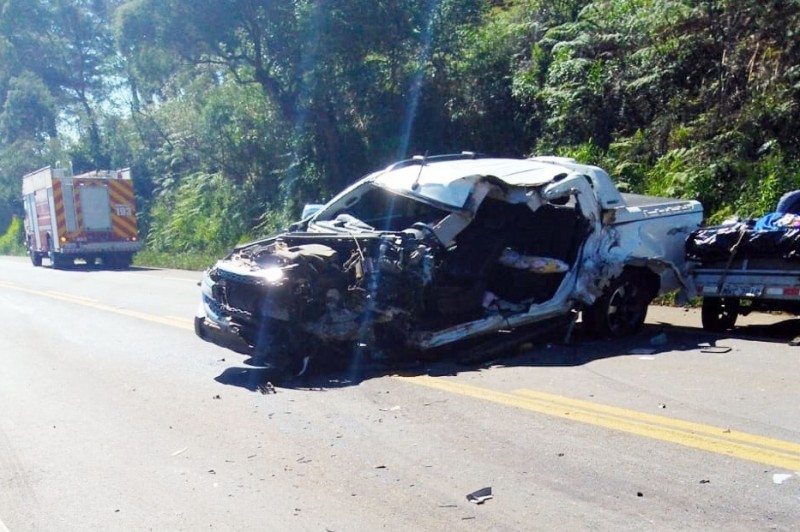 Mulher morre em colisão entre caminhonete e caminhão na BR-470