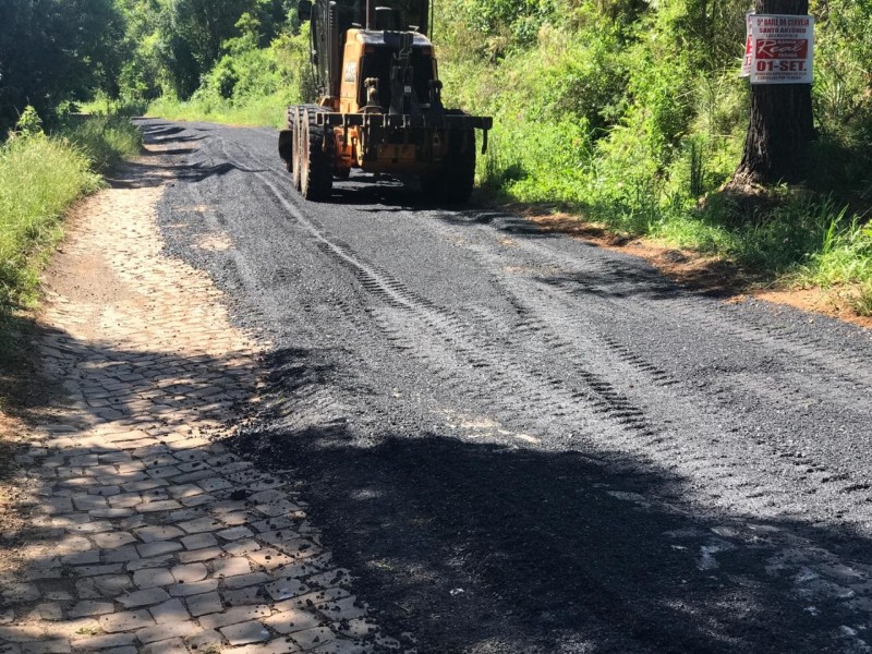 Prefeitura recupera asfalto de trecho até a Santa Helena