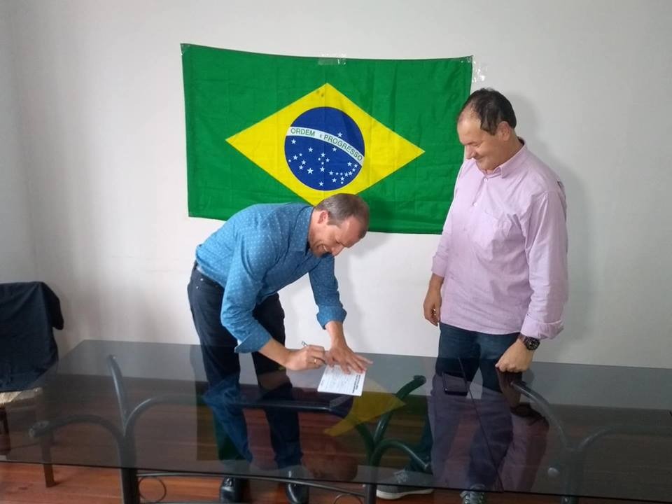 Prefeito de Luzerna, Moisés Diersmann, assina ficha de filiação ao PSL