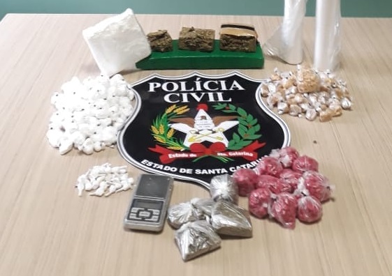 Quatro foram presos em flagrante no mês de agosto pela DIC enquanto dividiam 1,5 Kg de maconha, 1 kg de cocaína, 400 gramas de crack e 1000 comprimidos de ecstasy