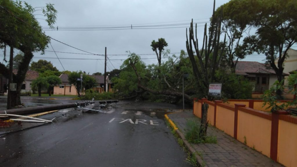 Árvores caem sobre a rede de energia elétrica em ITÁ. Não há previsão de restabelecimento naquela região.