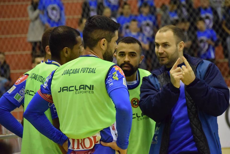 Cassiano recebe proposta e pode deixar o comando técnico do Joaçaba Futsal