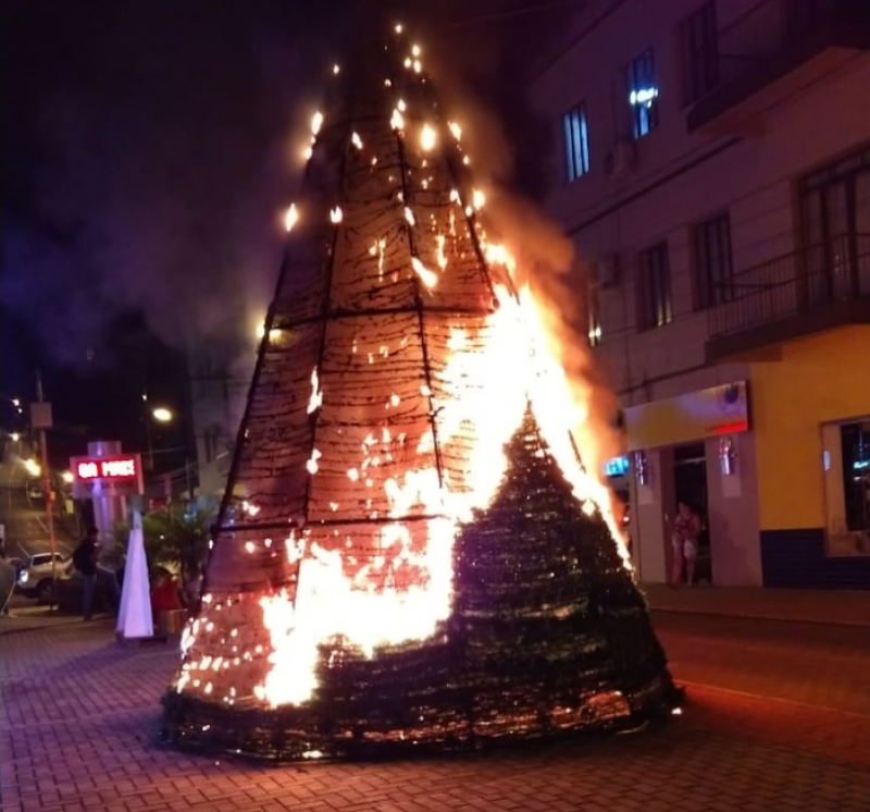 Incêndio destrói árvore de natal em Capinzal