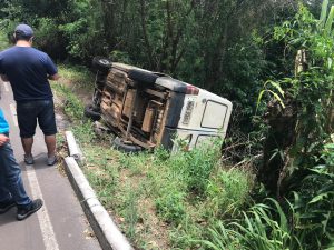 Motorista desvia de animal e acaba tombando veículo em Joaçaba