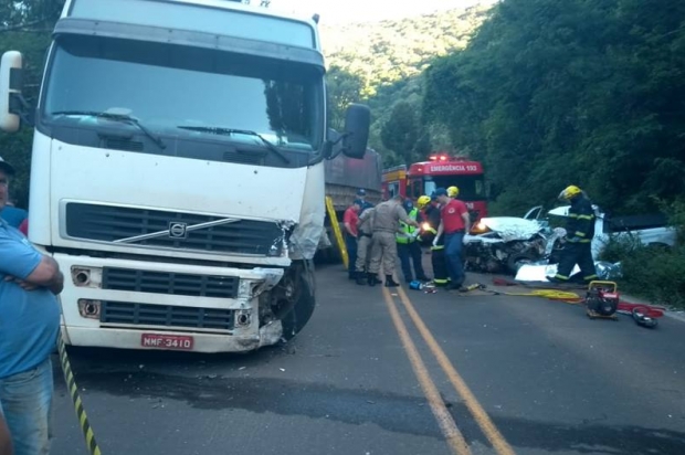 Fiat Strada bateu contra uma carreta.