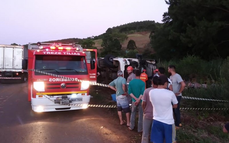 Motorista morre após tombar carreta em Treze Tílias. Foto:Bombeiros Voluntários de Treze Tílias/Divulgação