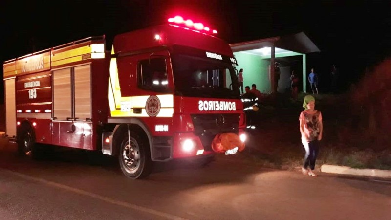 Mulher sofre queimaduras ao tentar salvar cachorros de incêndio