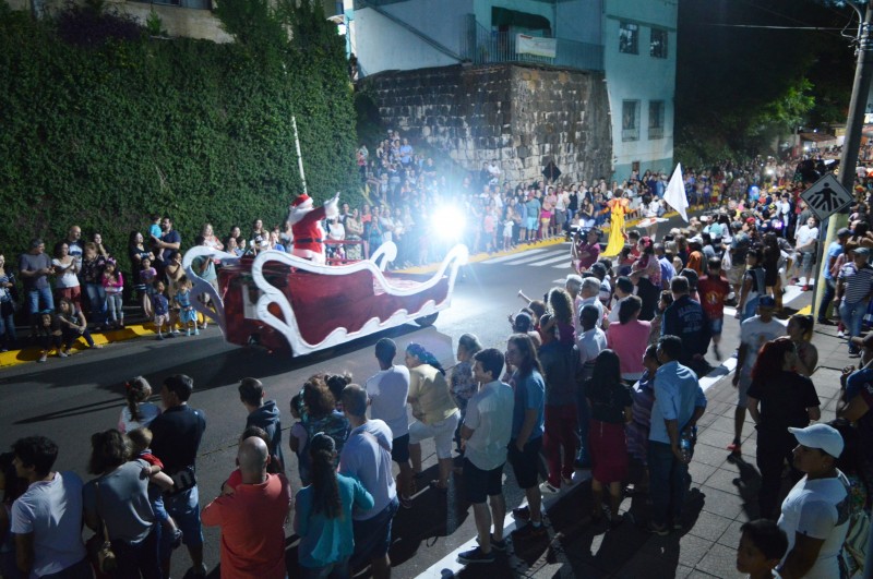 Parada Natalina encanta famílias em Herval d´Oeste