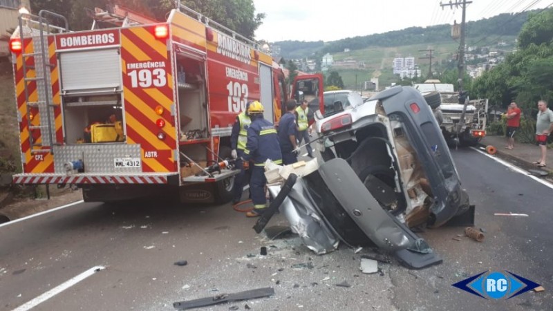 Motorista morre após colidir em micro-ônibus e capotar