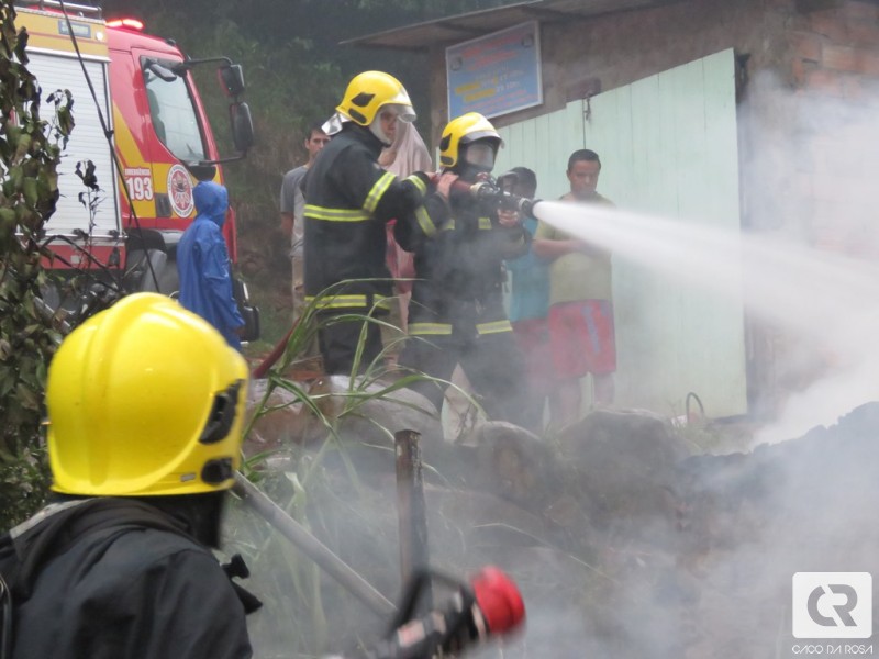 Incêndio destrói casa na Vila Cachoeirinha em Joaçaba