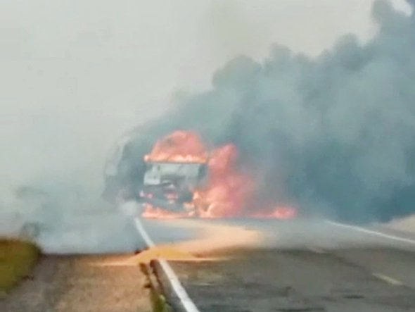 Motorista morre carbonizado em colisão entre carretas na BR-153