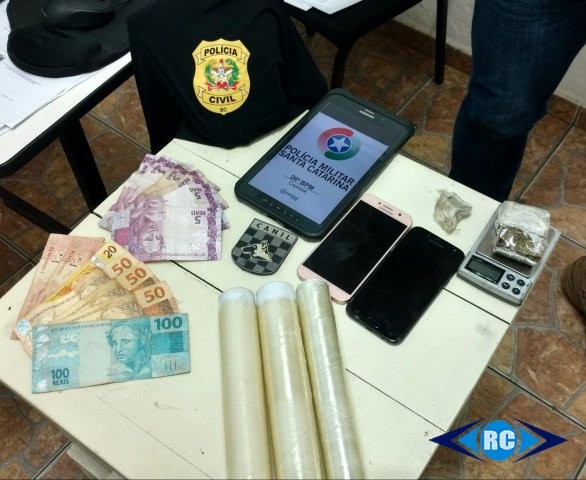 Polícia estoura ponto de drogas e prende traficante em Capinzal