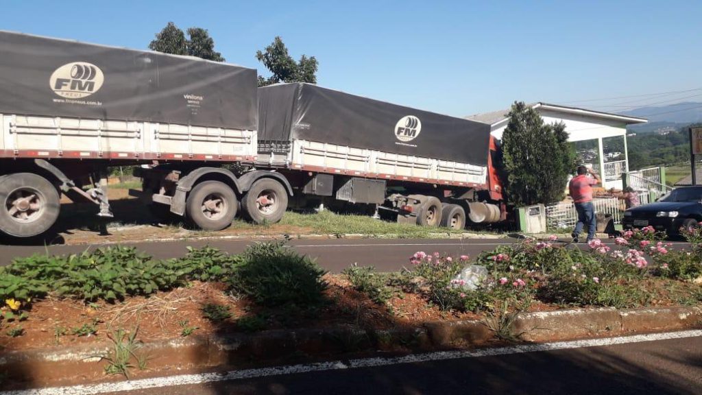 Carreta desanda e colide em muro de residência