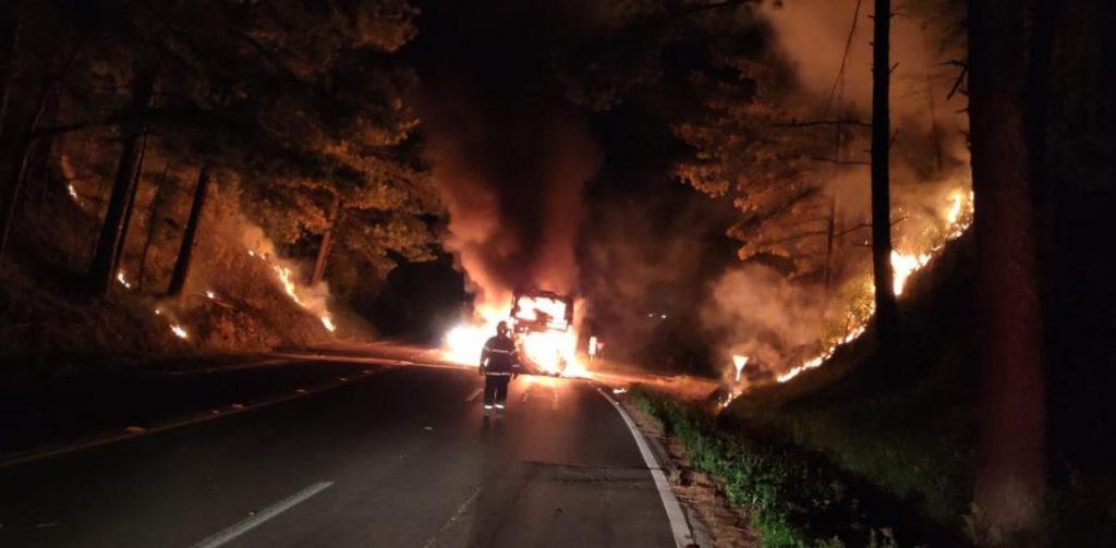 Ônibus é destruído por incêndio na BR 282 em Vargem Bonita 