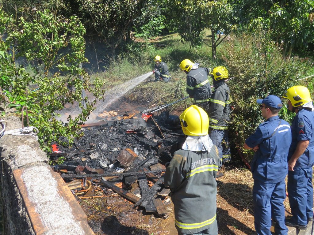 Casinha de ferramentas é destruída por incêndio em Herval d´Oeste.Foto: Caco da Rosa/divulgação