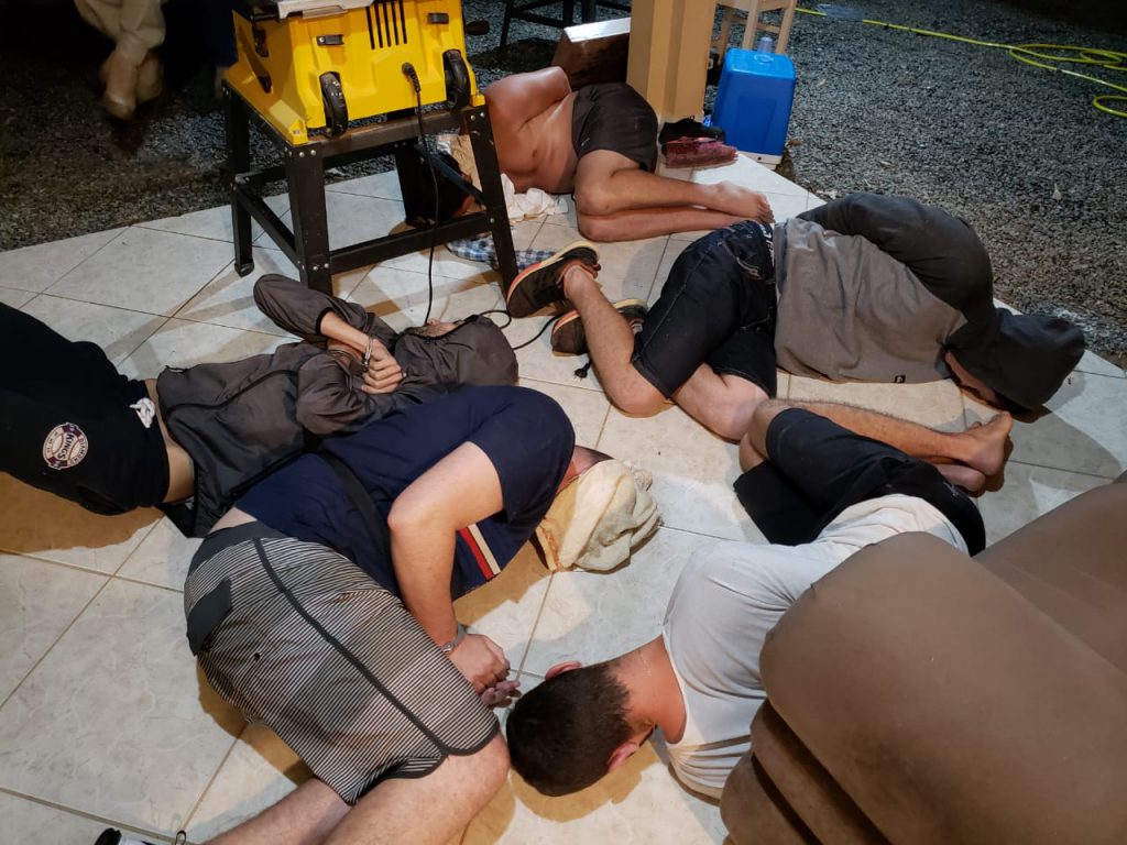 Cinco homens foram presos em flagrante no laboratório clandestino em Rio dos Cedros.