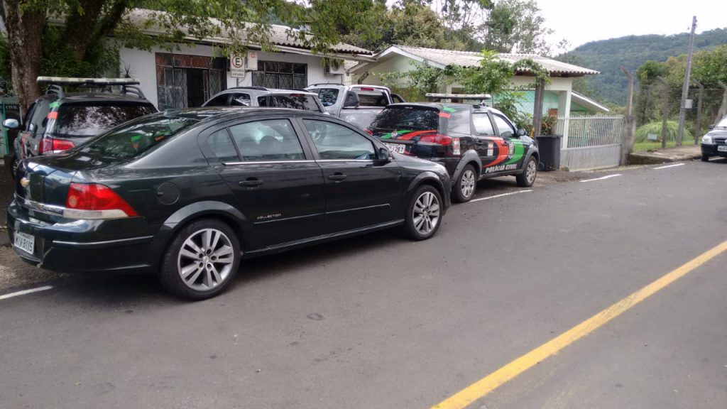 Polícia Civil apreende carro adulterado em revenda de Herval