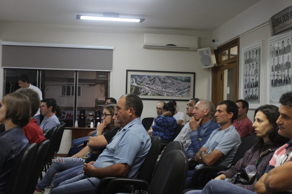 Agricultores também compareceram a sessão