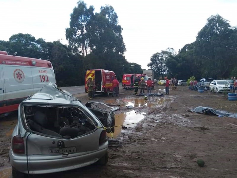 Colisão entre carro e moto mata três pessoas na BR-153