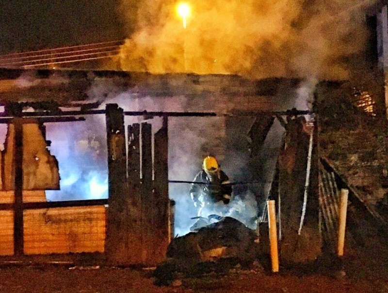 Incêndio destrói borracharia em Ponte Serrada