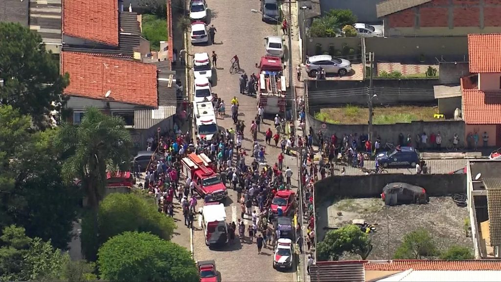 Movimentação em frente à escola Raul Brasil, onde atiradores mataram 5 alunos e 1 funcionário — Foto: Reprodução/TV Globo 