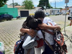 Estudantes se abraçam após ataque a escola de Suzano — Foto: Maiara Barbosa/G1 