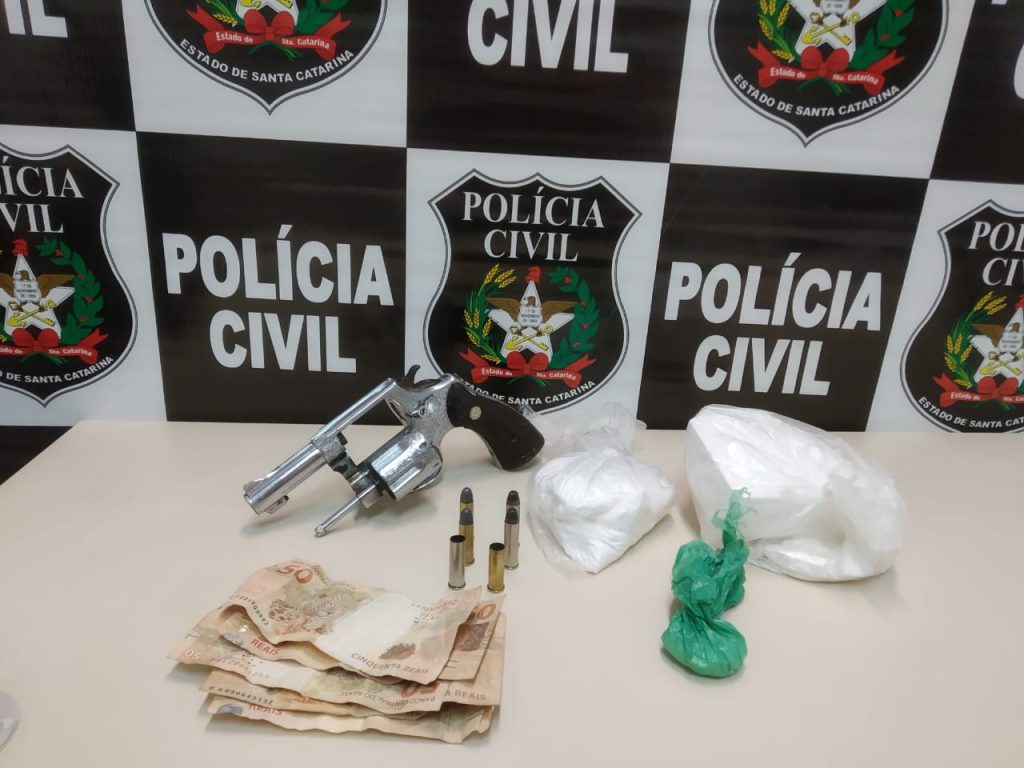 Foram apreendidos 675 gramas de cocaína, uma arma de fogo e certa quantidade de dinheiro