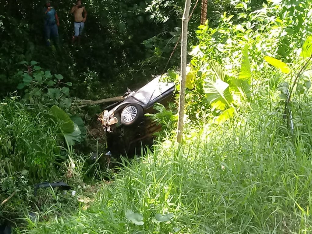 Motorista fica ferido ao cair com veículo em ribanceira 